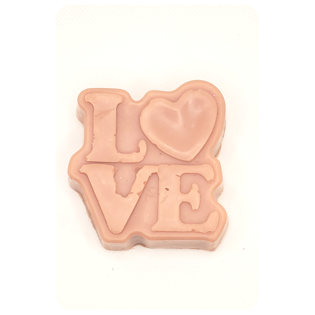 A bubbly and cleansing face wash bar. Available in rose clay with a vanilla berry scent or our kaolin clay with no scent for sensitive skin.  Vanilla Berry Ingredients: Olive oil, coconut oil, Shea butter, hemp seed oil, Castor oil, water, lye, essential oils and rose clay.  Unscented Ingredients: Olive oil, coconut oil, Shea butter, hemp seed oil, Castor oil, water, lye and kaolin clay.